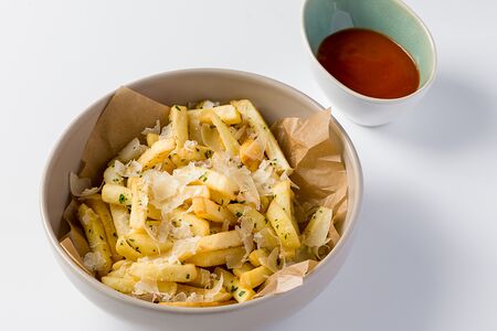 Картофель фри с пармезаном и трюфельным маслом
