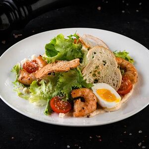 Салат Цезарь с креветками