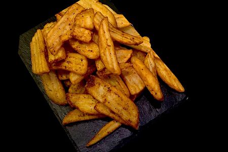 Картофельные стрипсы с луком и черным перцем 