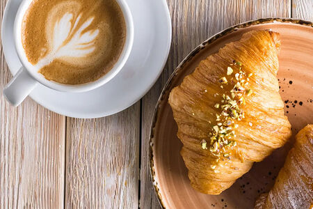 Круассан с фисташковым кремом и малиновым конфи