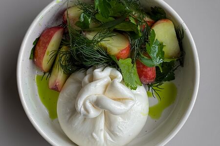 Буратта с сезонными фруктами