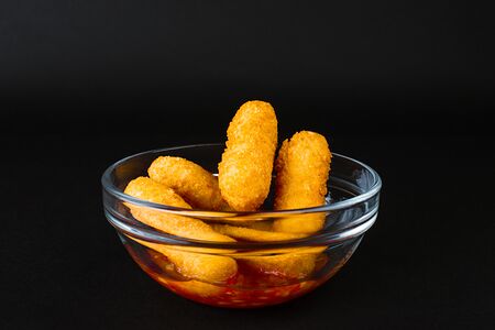 Сырные палочки с ягодным соусом