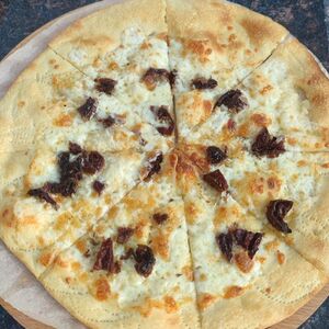 Фокачча с вялеными томатами и сыром моцарелла