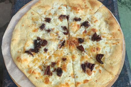 Фокачча с вялеными томатами и сыром моцарелла