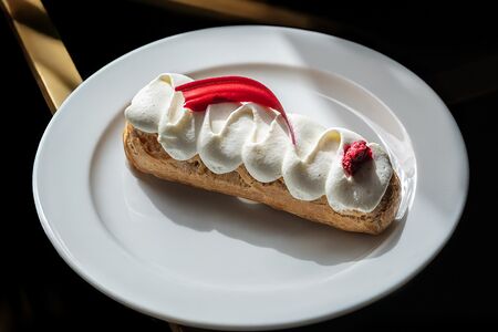 Эклер малиновый