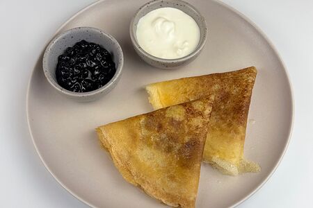 Блины с черничным вареньем и сметаной