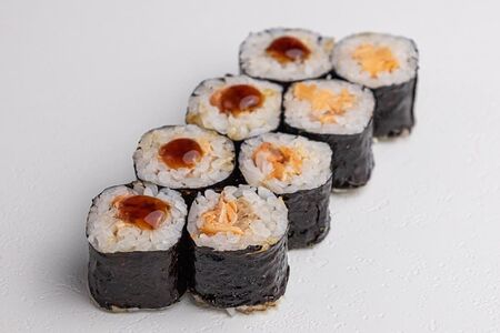 Ролл с жареным лососем и терияки