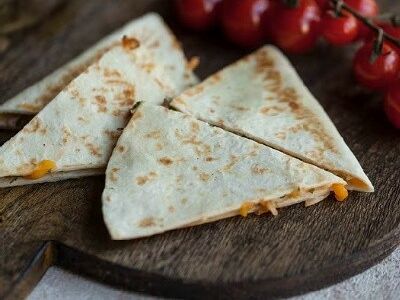 Кесадилья с курицей и сыром