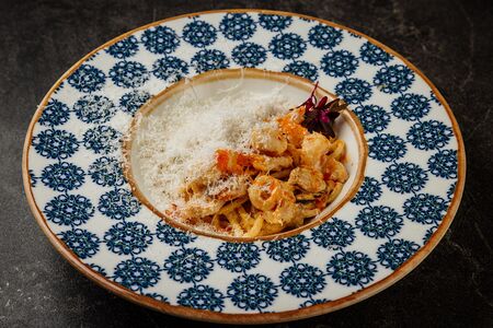 Паста с морепродуктами в соусе сливочный биск