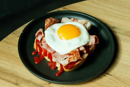 Тост с беконом