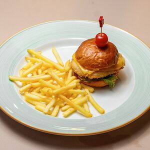 Чикенбургер с картофелем фри