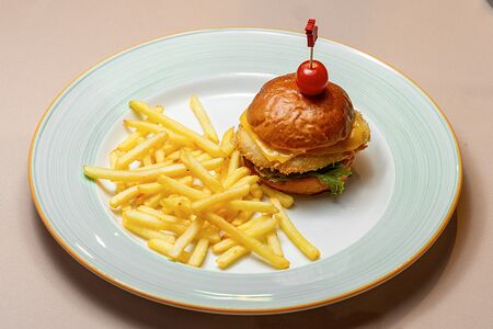 Чикенбургер с картофелем фри