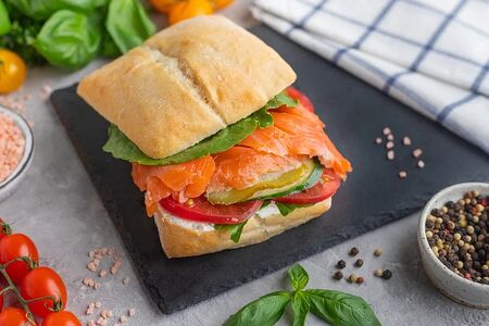 Гранд - сэндвич с чиабаттой, филе лосося малой соли, листьями салата, овощами и корнишонами