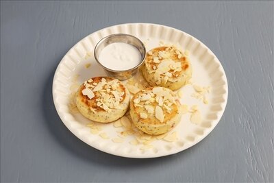 Сырники маковые с вишней