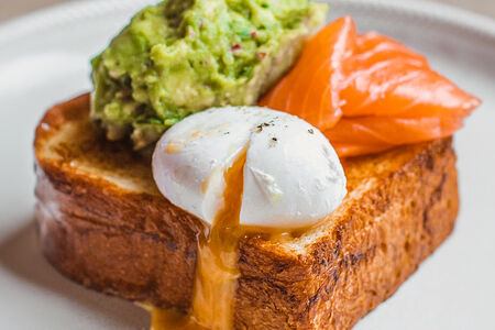 Бриошь с гуакамоле и лососем