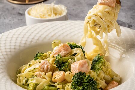 Тальятелле с лососем и брокколи 