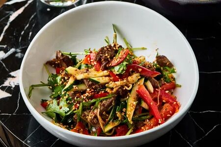 Теплый салат с говядиной и грибами эноки