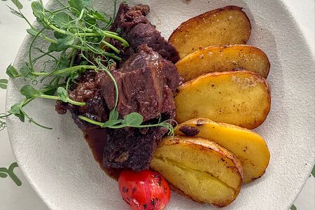 Телячьи щечки с печеным картофелем