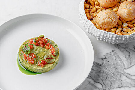 Гуакамоле с кукурузными булочками