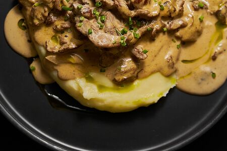 Бефстроганов из телячьей вырезки с белыми грибами