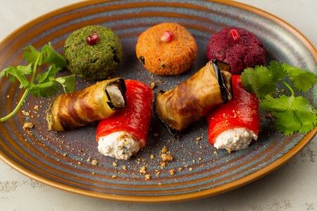 Ассорти из грузинских закусок (пхали и рулетиков)