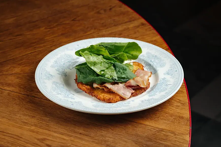 Драник с беконом и яйцом пашот