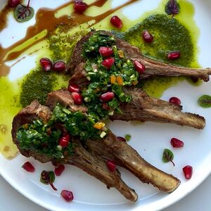 Каре с зеленью и гранатом