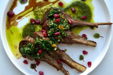 Каре с зеленью и гранатом