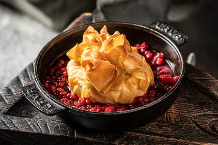 Камамбер-фило с брусничным соусом