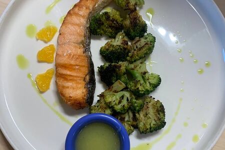 Стейк из лосося с брокколи и апельсиновым соусом