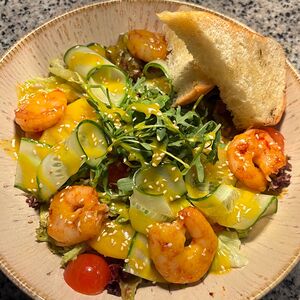 Салат с креветками и персиком 