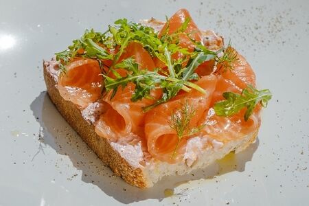 Брускетта с лососем