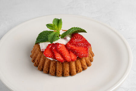 Тарт корзинка с клубникой и йогуртовым кремом