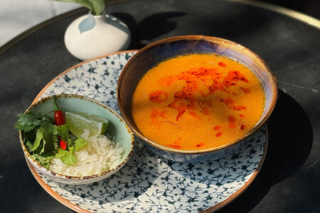 Том-ям с креветками, грибами шиитаке и томатами