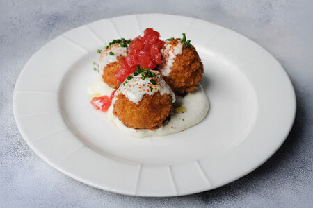 Аранчини с сыром таледжо и кремом из зеленого перца