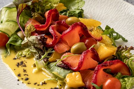 Фирменный салат с лососем гравлакс