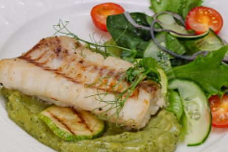 Треска с пюре и свежими овощами