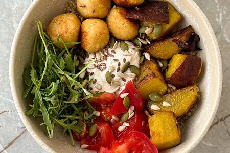 Боул с киноа и бататом 