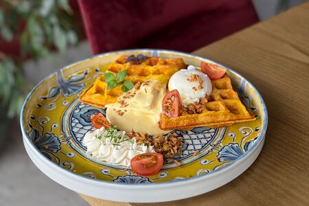 Сырная вафля Бенедикт 