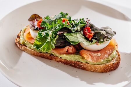 Тост, авокадо, яйцо, лосось