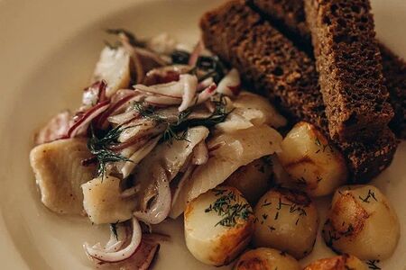 Сельдь с домашним картофелем и луком