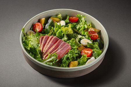 Салат с обожженным тунцом и соусом из балтийских шпрот