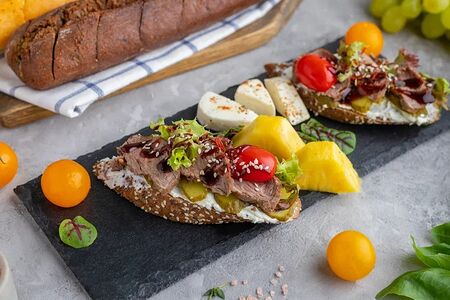 Брускетта с ростбифом, соусом вителло тонато и каперсами