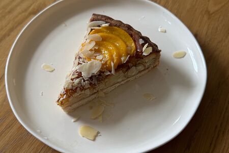 Тарт миндальный с персиком