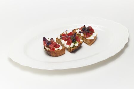 Брускетта с томатами и песто