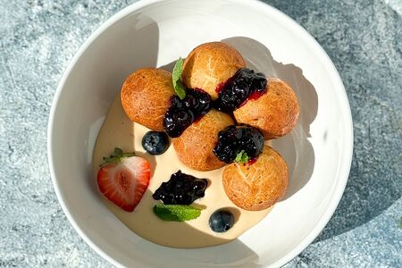 Творожные пончики с кремом из вареной сгущенки и вареньем из черной смородины