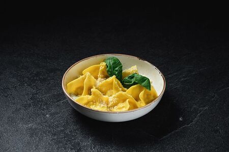 Равиоли с палтусом в сливочном соусе с песто из черемши