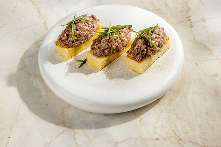 Тартар из говядины на бриоши