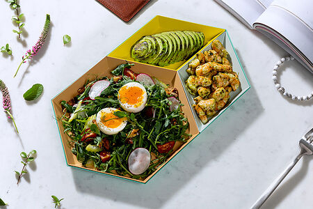 Гастробоул с креветками, авокадо и томатами черри