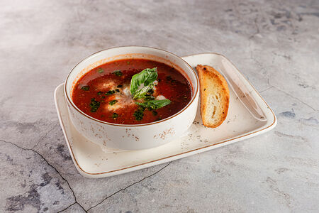 Томатный суп с Моцареллой и базиликом